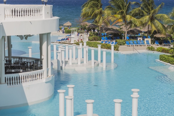 5 piscines extérieures, parasols de plage, chaises longues