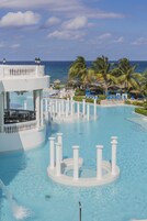 5 outdoor pools, pool umbrellas, sun loungers