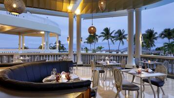 10 restaurants, breakfast, lunch, dinner served; international cuisine