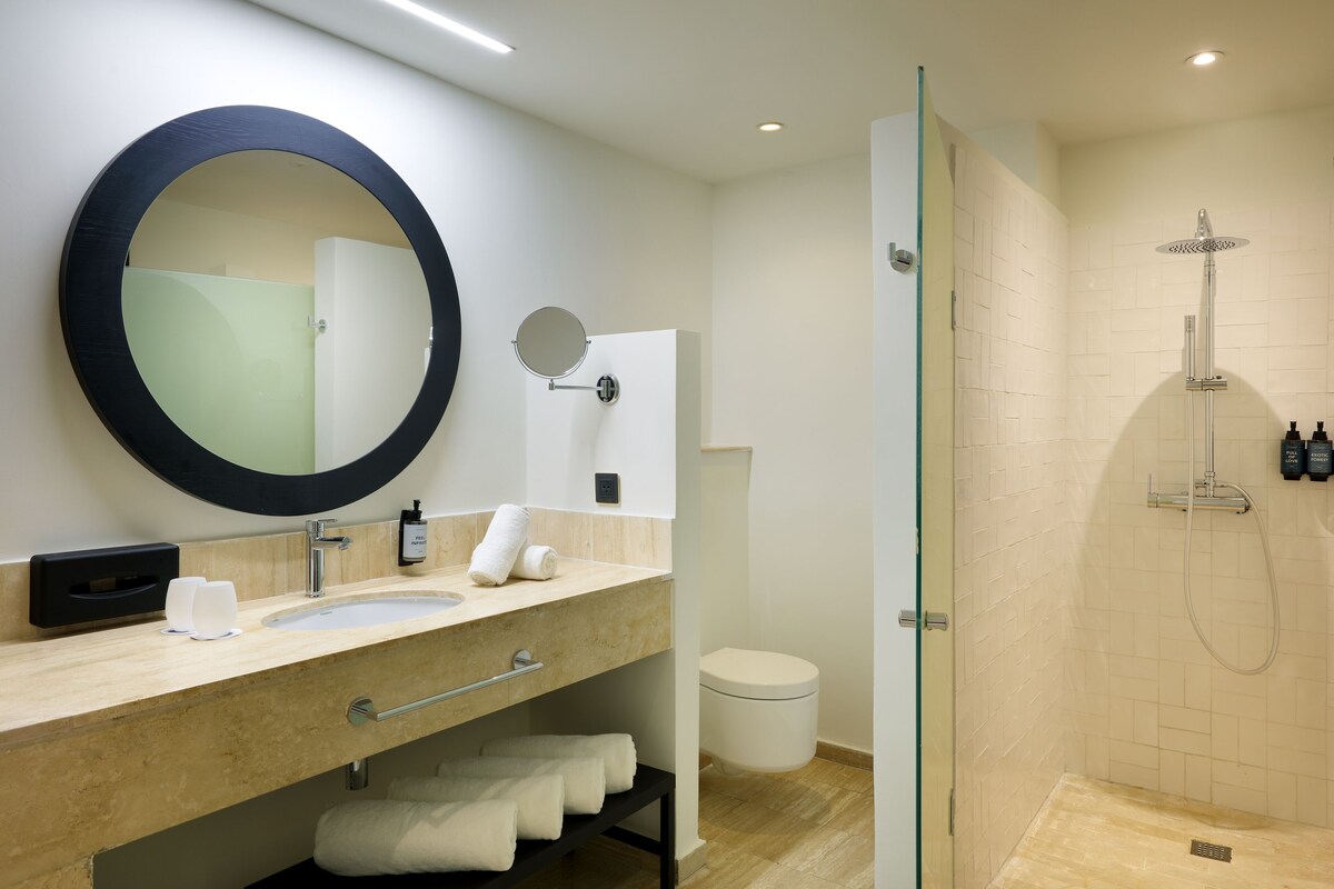 Junior Suite Ocean View | Bathroom | Shower, jetted tub, free toiletries, hair dryer
