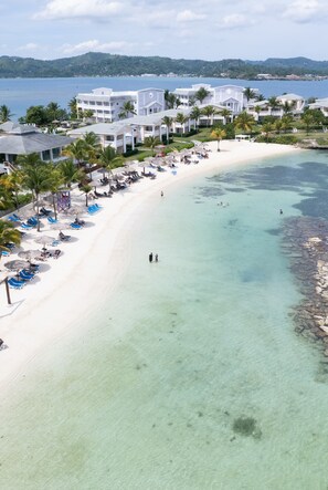 Private beach, white sand, sun-loungers, beach umbrellas - Grand Palladium Jamaica Resort & Spa All Inclusive (Lucea)