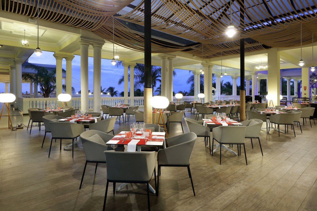 10 restaurants, breakfast, lunch, dinner served; international cuisine