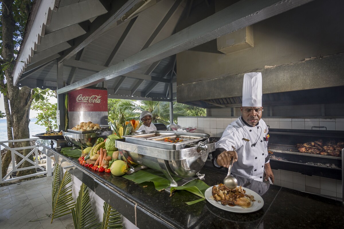 10 restaurants, breakfast, lunch, dinner served; international cuisine