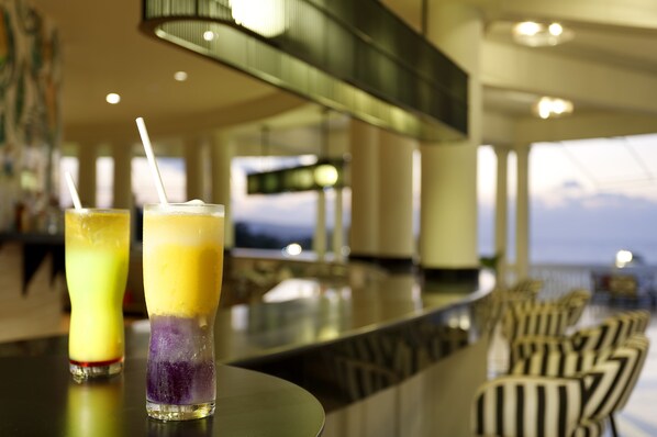 Two drinks on a bar counter with a view of the sky through large windows. - Grand Palladium Jamaica Resort & Spa All Inclusive (Lucea)