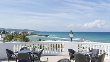 10 restaurants, breakfast, lunch, dinner served; international cuisine