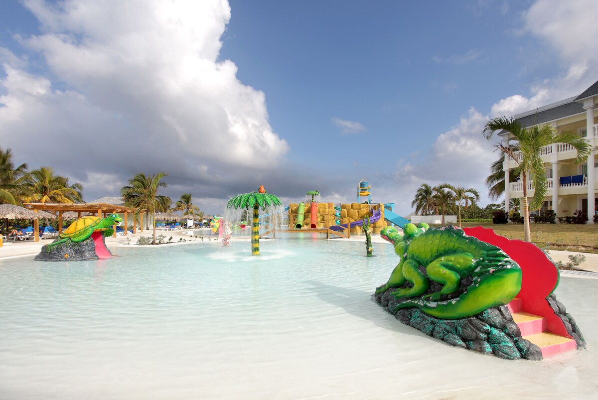 5 outdoor pools, pool umbrellas, sun loungers