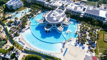 5 piscine all'aperto, ombrelloni da piscina, lettini