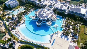 5 室外游泳池，池畔遮阳伞，日光浴躺椅