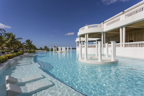 5 outdoor pools, pool umbrellas, pool loungers