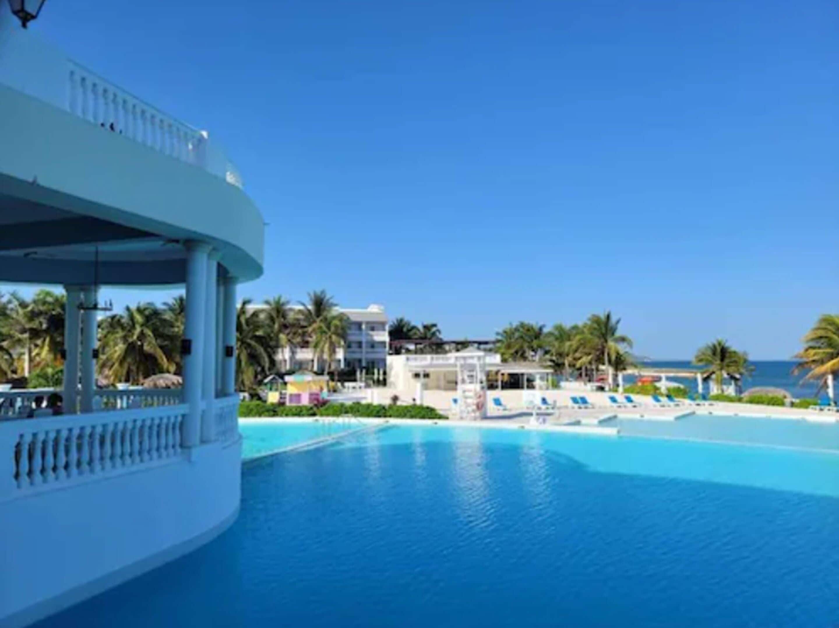 5 outdoor pools, pool umbrellas, sun loungers
