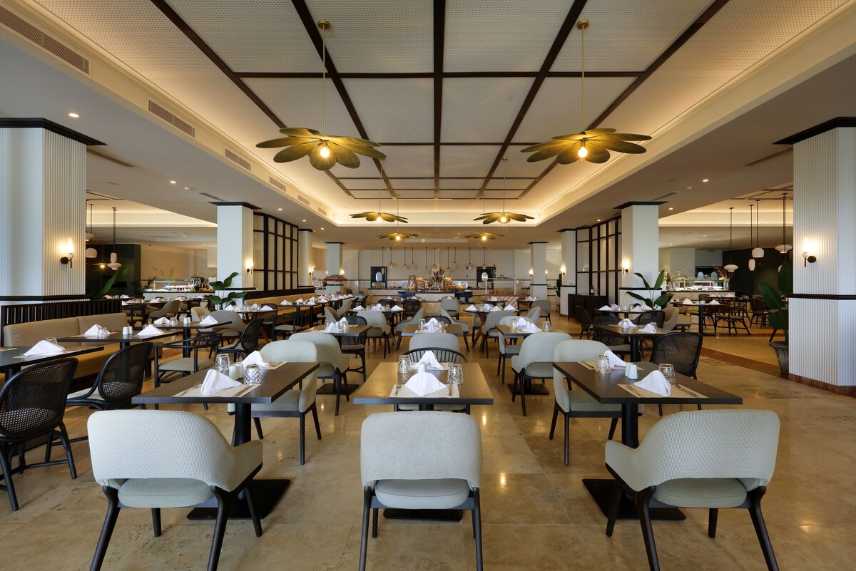 10 restaurants, breakfast, lunch, dinner served; international cuisine