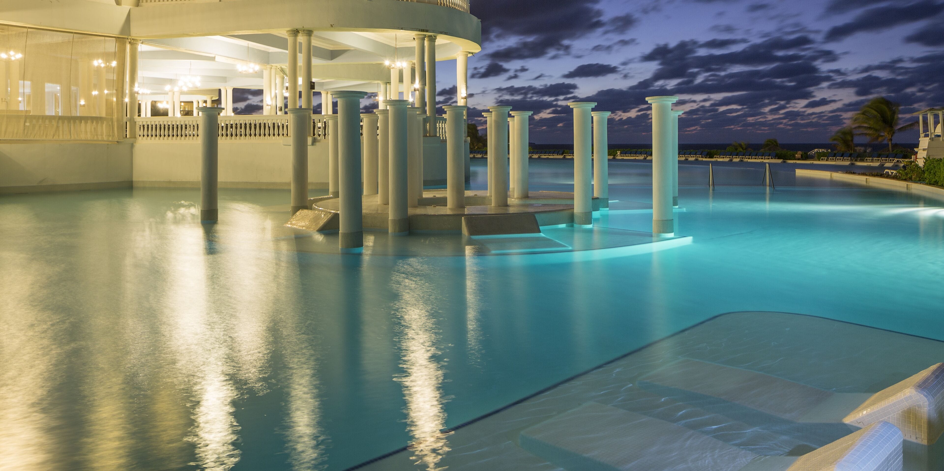 5 piscines extérieures, parasols de plage, chaises longues
