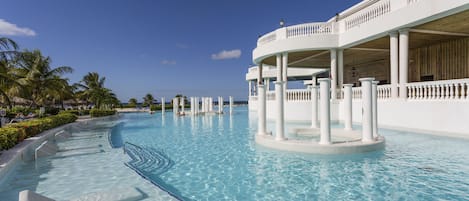 5 outdoor pools, pool umbrellas, pool loungers