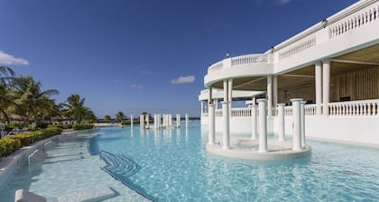 Grand Palladium Lady Hamilton Resort & Spa All Inclusive