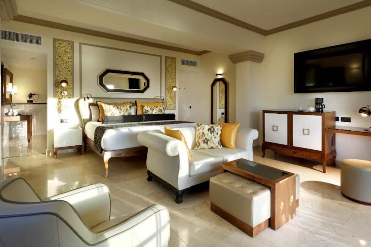 Premium bedding, down comforters, minibar, in-room safe