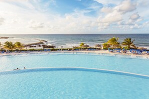 5 outdoor pools, pool umbrellas, pool loungers - Grand Palladium Lady Hamilton Resort & Spa All Inclusive (Lucea)