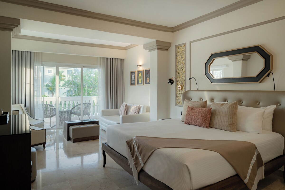 Junior Suite Single use | Premium bedding, down duvets, minibar, in-room safe
