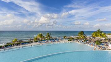 5 piscinas al aire libre, sombrillas, sillones reclinables de piscina