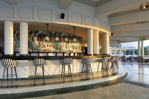 17 bars/lounges, 5 poolside bars, 4 beach bars, swim-up bar - Grand Palladium Lady Hamilton Resort & Spa All Inclusive (Lucea)