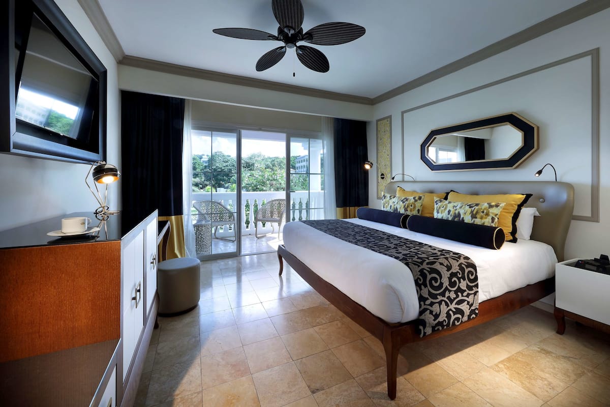 Premium bedding, down comforters, minibar, in-room safe