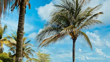 Privatstrand, weißer Sandstrand, Liegestühle, Sonnenschirme