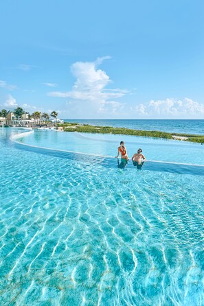 3 outdoor pools, pool umbrellas, sun loungers