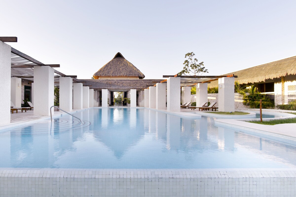 Couples treatment rooms, sauna, spa tub, steam room, body treatments