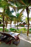 Playa privada, arena blanca, sillas reclinables de playa, sombrillas