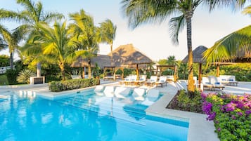 3 outdoor pools, pool umbrellas, sun loungers