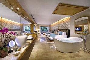 Junior Suite Poolside | Área de estar | TV de tela plana 55 polegadas com canais a cabo, TV, filmes pagos