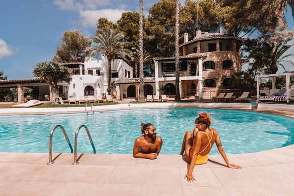Outdoor pool, pool umbrellas, pool loungers - Agroturismo Sa Talaia - Adults Only (Sant Antoni de Portmany)