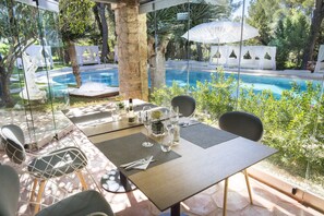 Breakfast, lunch, dinner served; Mediterranean cuisine 