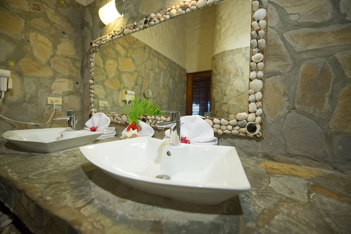 comfort bungalow, 3 bedrooms | bathroom sink