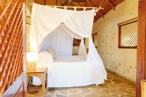 Bangalô superior, 2 quartos | Roupas de cama premium, frigobar, cofres nos quartos