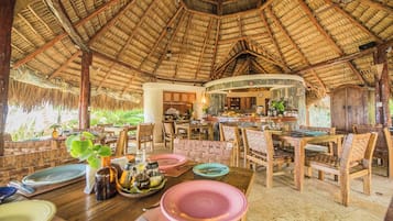 2 restaurants; breakfast, lunch, and dinner served