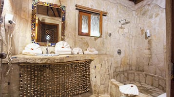 Family Bungalow | Bathroom | Shower, free toiletries, hair dryer, towels