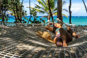 在海滩、白沙、沙滩椅、海滩遮阳伞