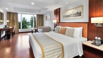 Suite, 1 King Bed | Premium bedding, minibar, in-room safe, desk
