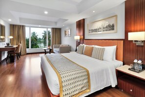 Suite, 1 King Bed | Premium bedding, minibar, in-room safe, desk