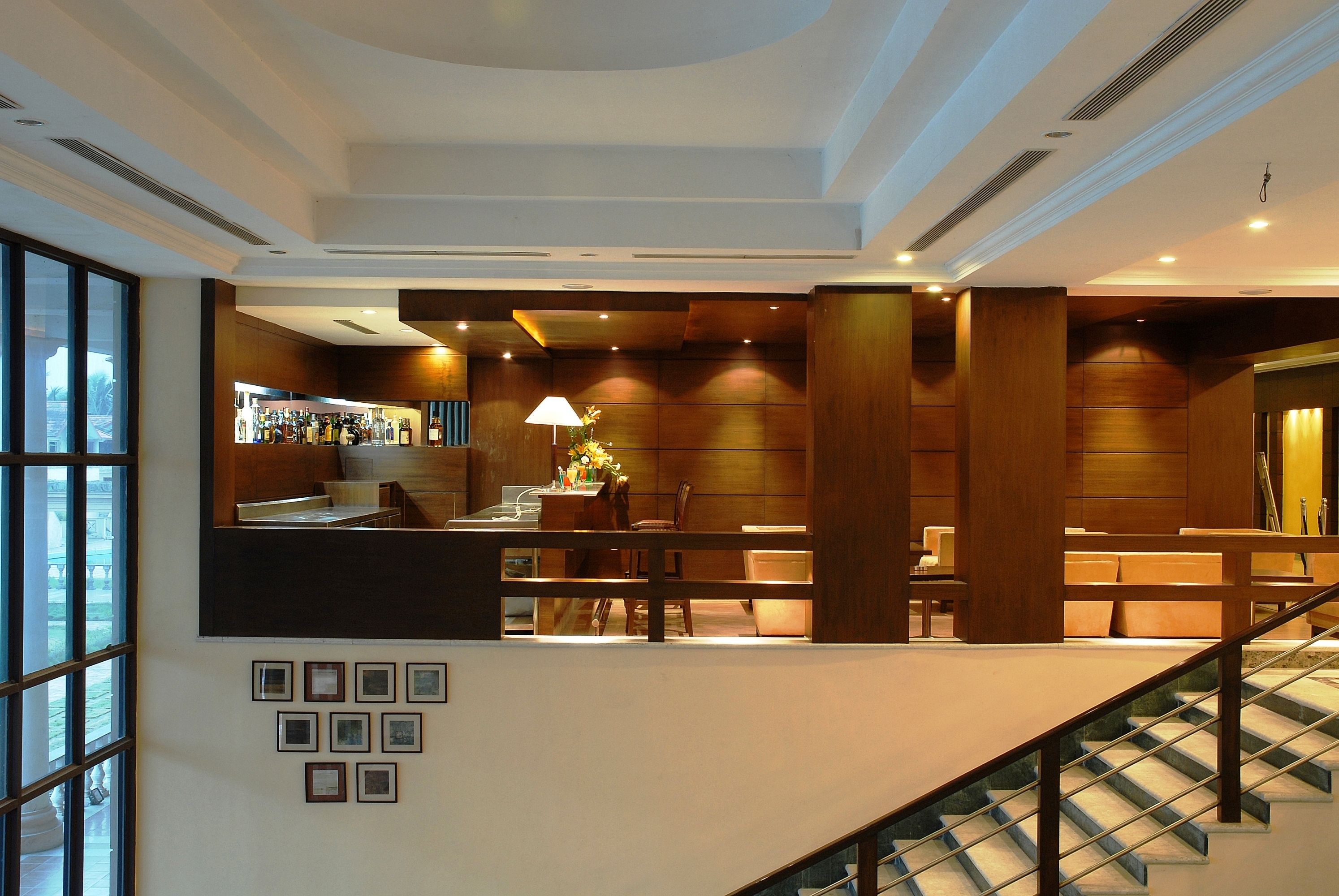 Eine moderne Lobby mit Empfangsschalter, Sitzgelegenheiten und einer Treppe.