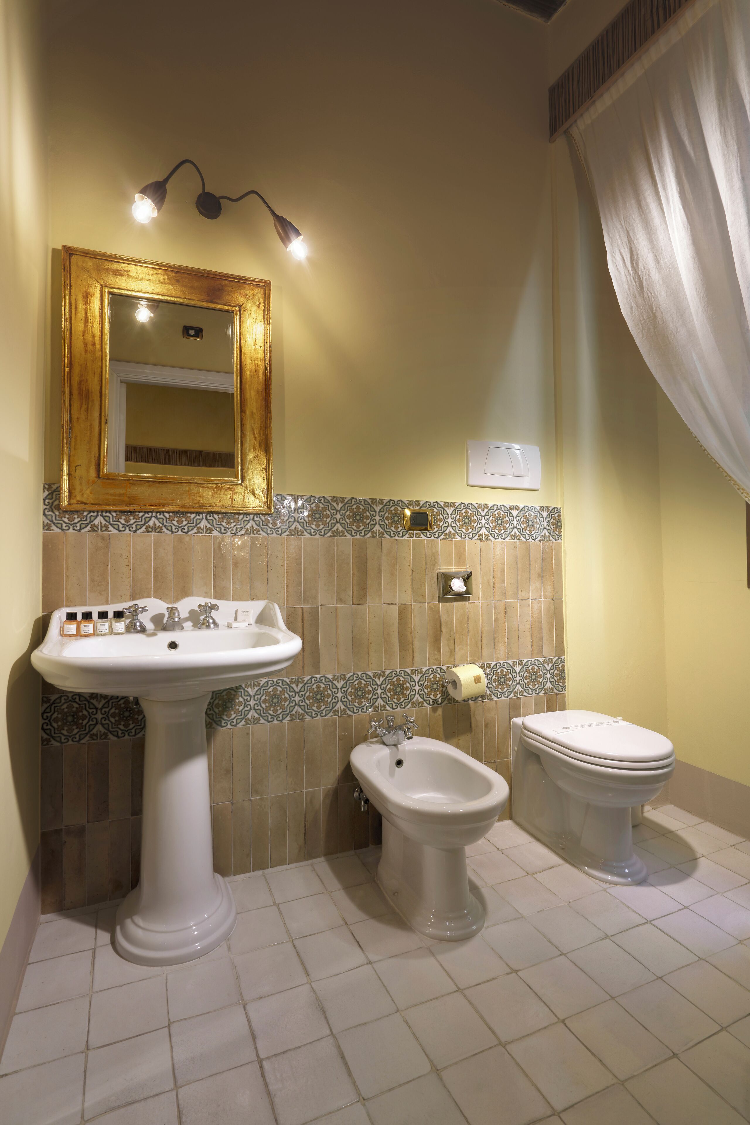 classic double room | bathroom | shower, free toiletries, hair dryer, slippers