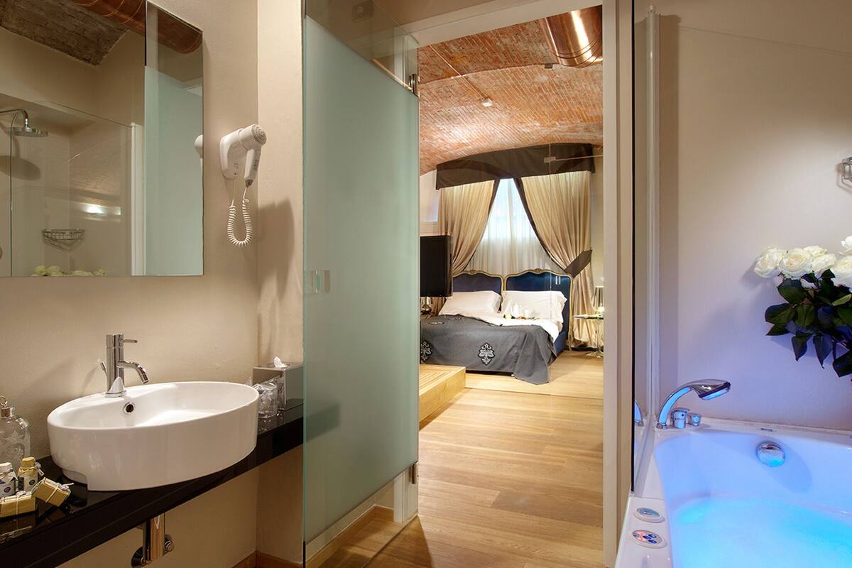 superior studio suite, hot tub | bathroom | shower, free toiletries, hair dryer, slippers