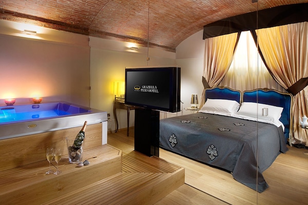 Superior Studio Suite, Hot Tub | Premium bedding, down comforters, minibar, in-room safe