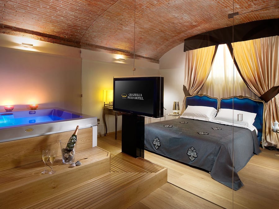 Ropa de cama de alta calidad, cubrecamas y minibar