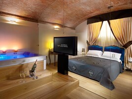 Superior Studio Suite, Hot Tub | Premium bedding, down comforters, minibar, in-room safe