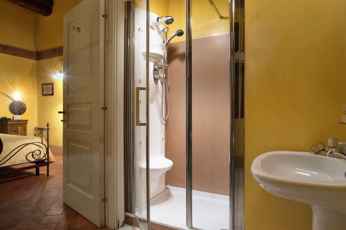 classic double room | bathroom | shower, free toiletries, hair dryer, slippers