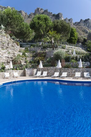 Outdoor pool, sun loungers - Hotel Crystal Sea (Forza d'Agro)