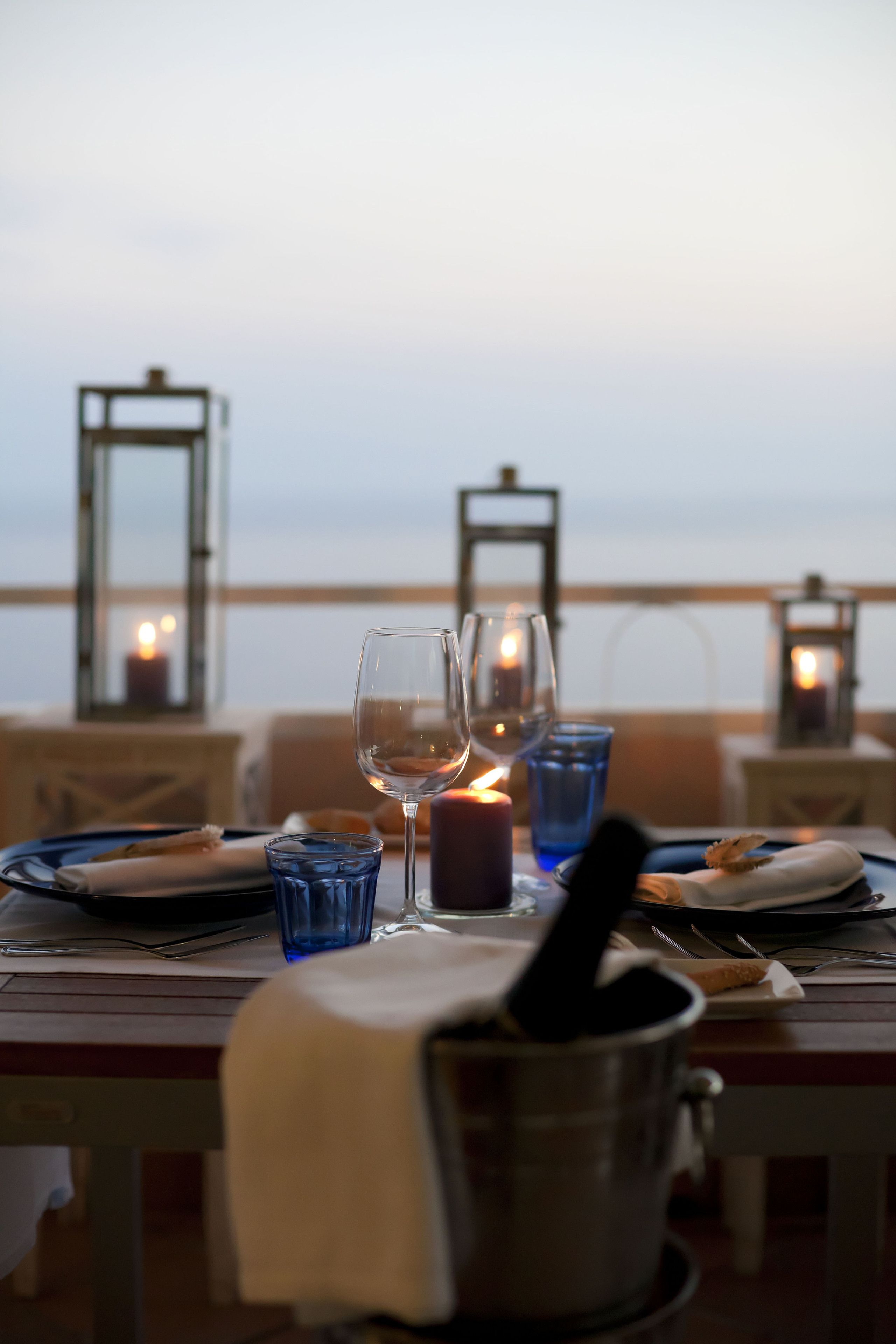 Petit déjeuner et dîner servis sur place