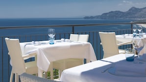 Poolside bar - Hotel Crystal Sea (Forza d'Agro)
