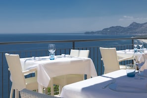 Poolside bar - Hotel Crystal Sea (Forza d'Agro)